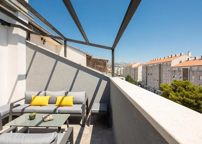 Modern Suite Beleca Near Split