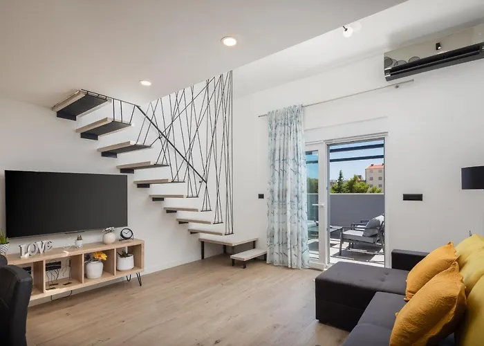 Modern Suite Beleca Near Split